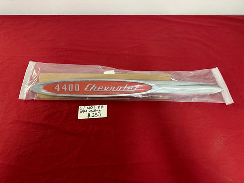 1957 CHEVROLET NOS RH 4400 MOLDING